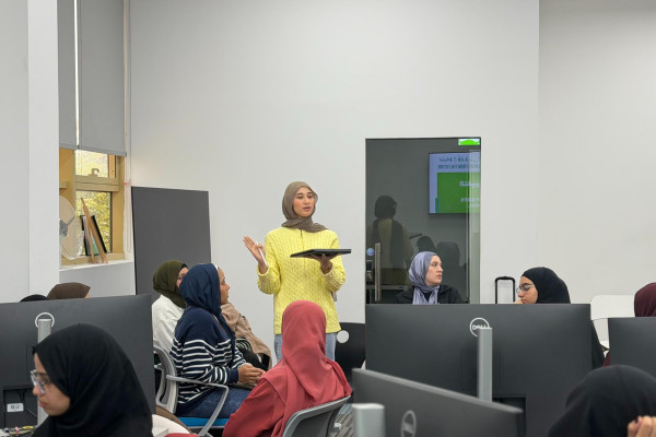 College of Mass Communication, in Collaboration with the Office of Sustainability, Organizes Workshop for Graphic Design Students on Integrating Sustainability into Graduation Projects
